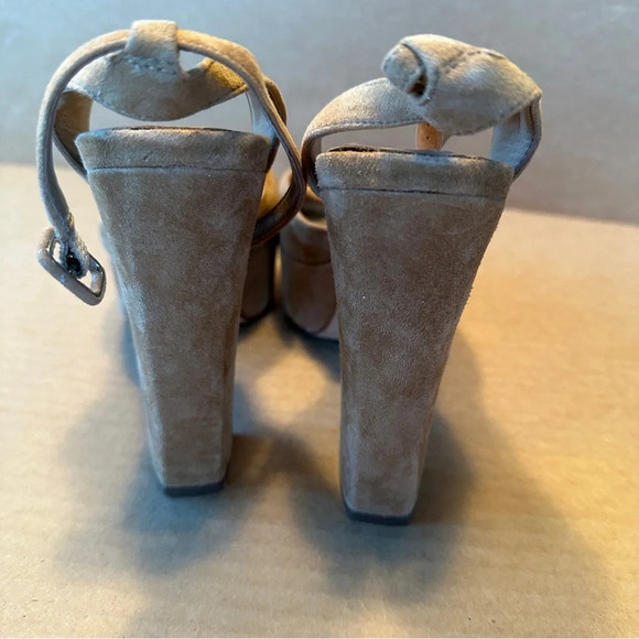 Brian Atwood Vero Cuoio tan heels, size 6, 5" high, knot front - Picture 8 of 8